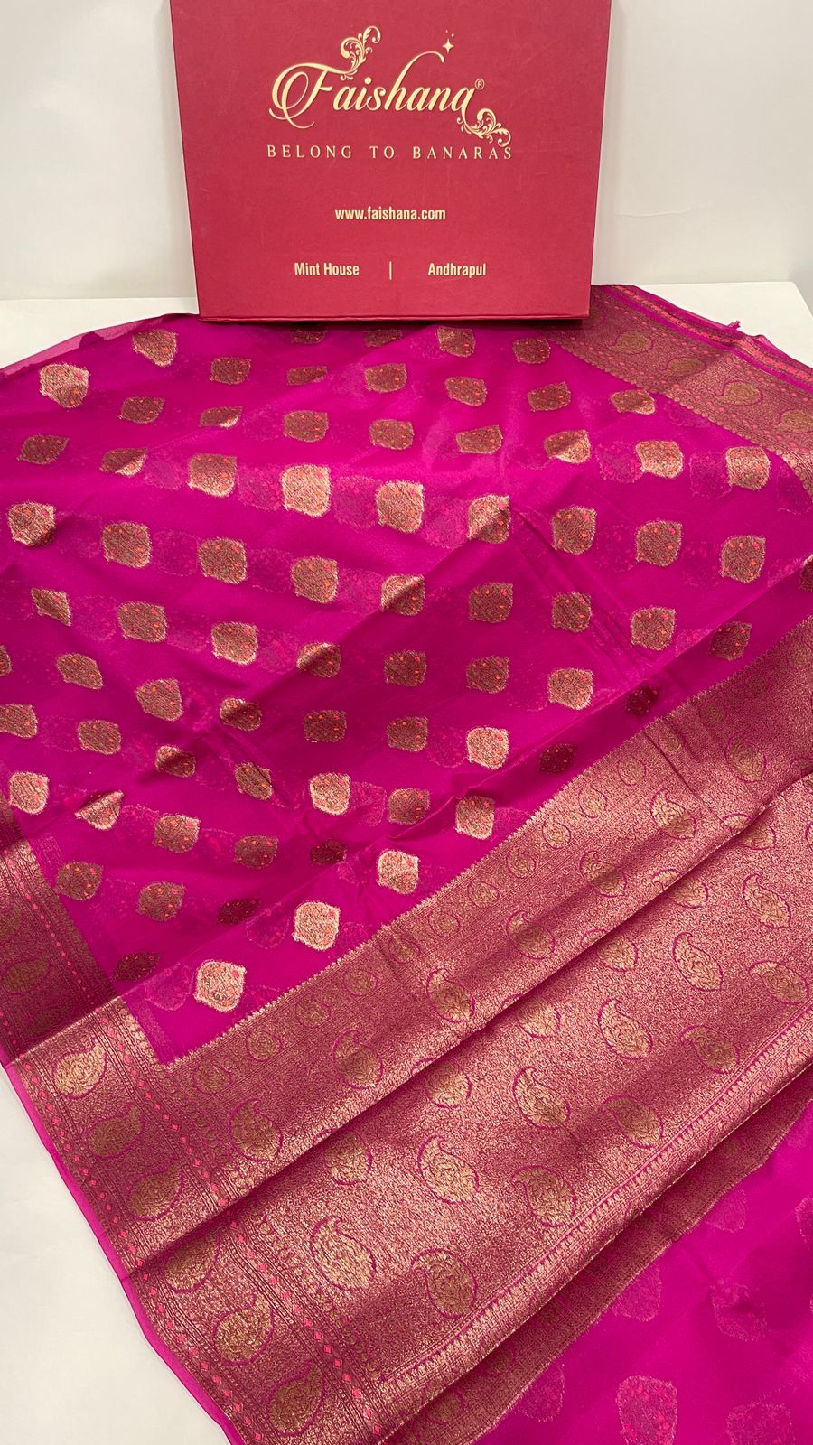 Faishana Pure Handloom Magenta Chiffon Floral Mina Copper Zari Booti with Paisley Mina Zari Border with Magenta Blouse&nbsp;