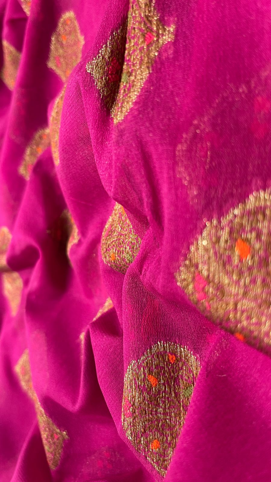 Faishana Pure Handloom Magenta Chiffon Floral Mina Copper Zari Booti with Paisley Mina Zari Border with Magenta Blouse&nbsp;
