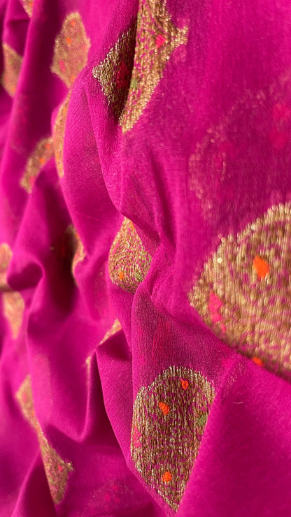 Faishana Pure Handloom Magenta Chiffon Floral Mina Copper Zari Booti with Paisley Mina Zari Border with Magenta Blouse&nbsp;