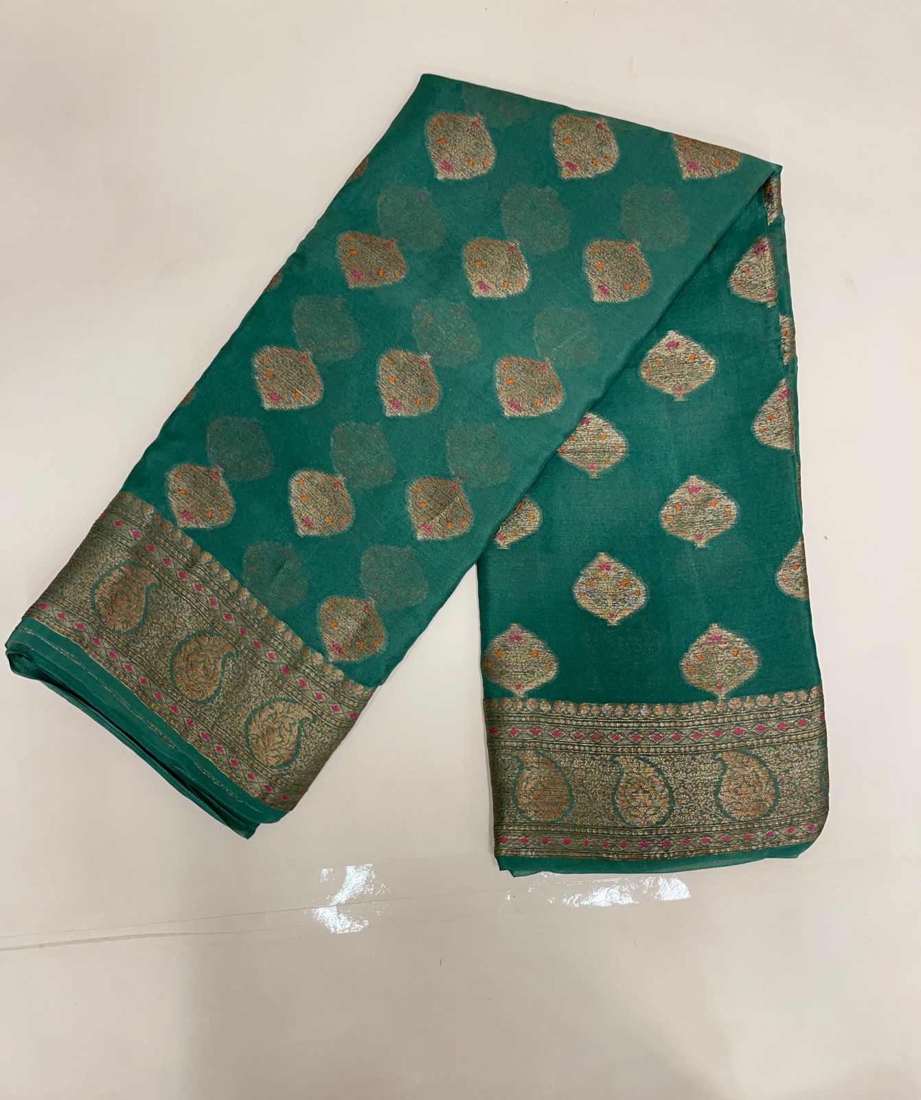 Faishana Pure Handloom Dark Green Chiffon Floral Mina Copper Zari Booti with Paisley Mina Zari Border with Dark Green Blouse&nbsp;