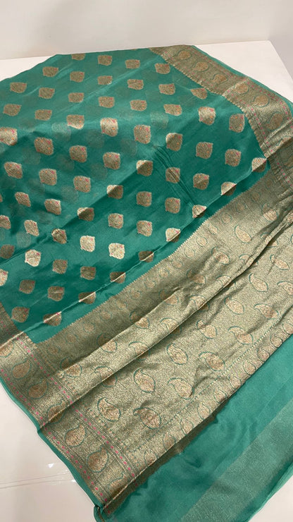 Faishana Pure Handloom Dark Green Chiffon Floral Mina Copper Zari Booti with Paisley Mina Zari Border with Dark Green Blouse&nbsp;