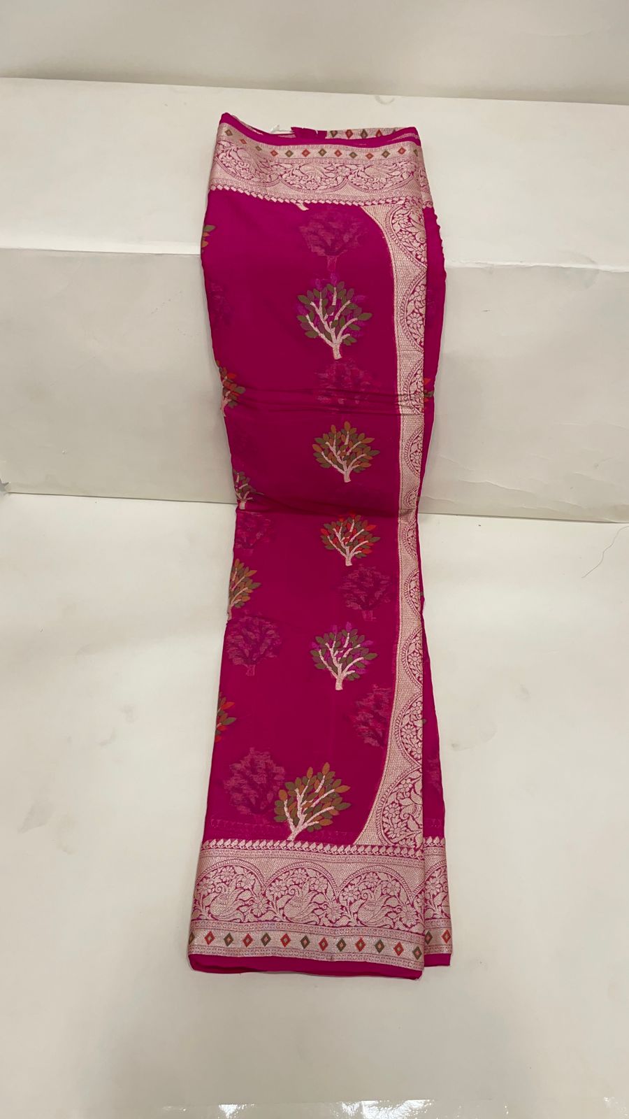 Faishana Pure Handloom Magenta Chiffon Resham Floral Mina Zari Booti with Banarasi Zari Border and Magenta Blouse&nbsp;