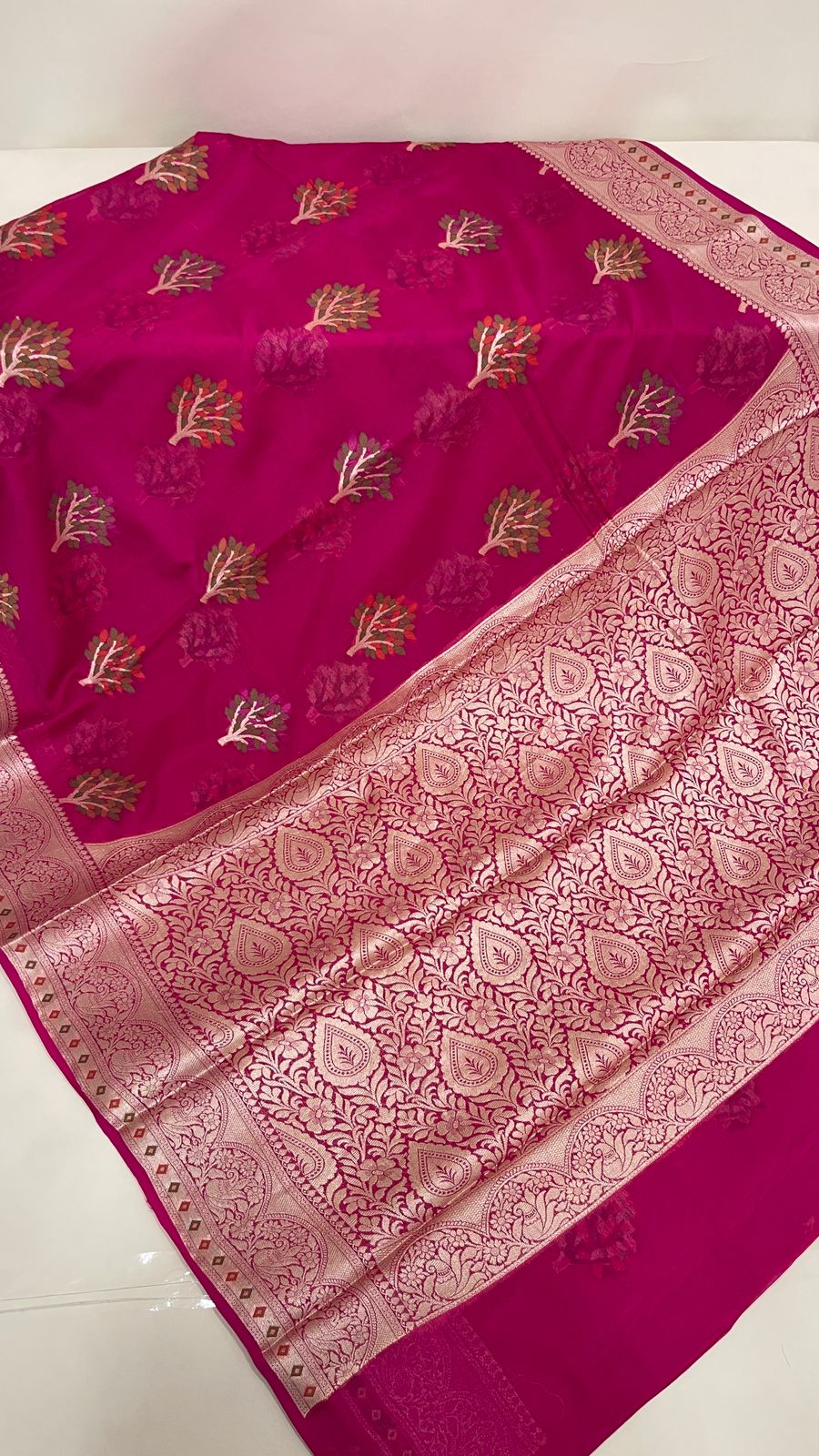 Faishana Pure Handloom Magenta Chiffon Resham Floral Mina Zari Booti with Banarasi Zari Border and Magenta Blouse&nbsp;
