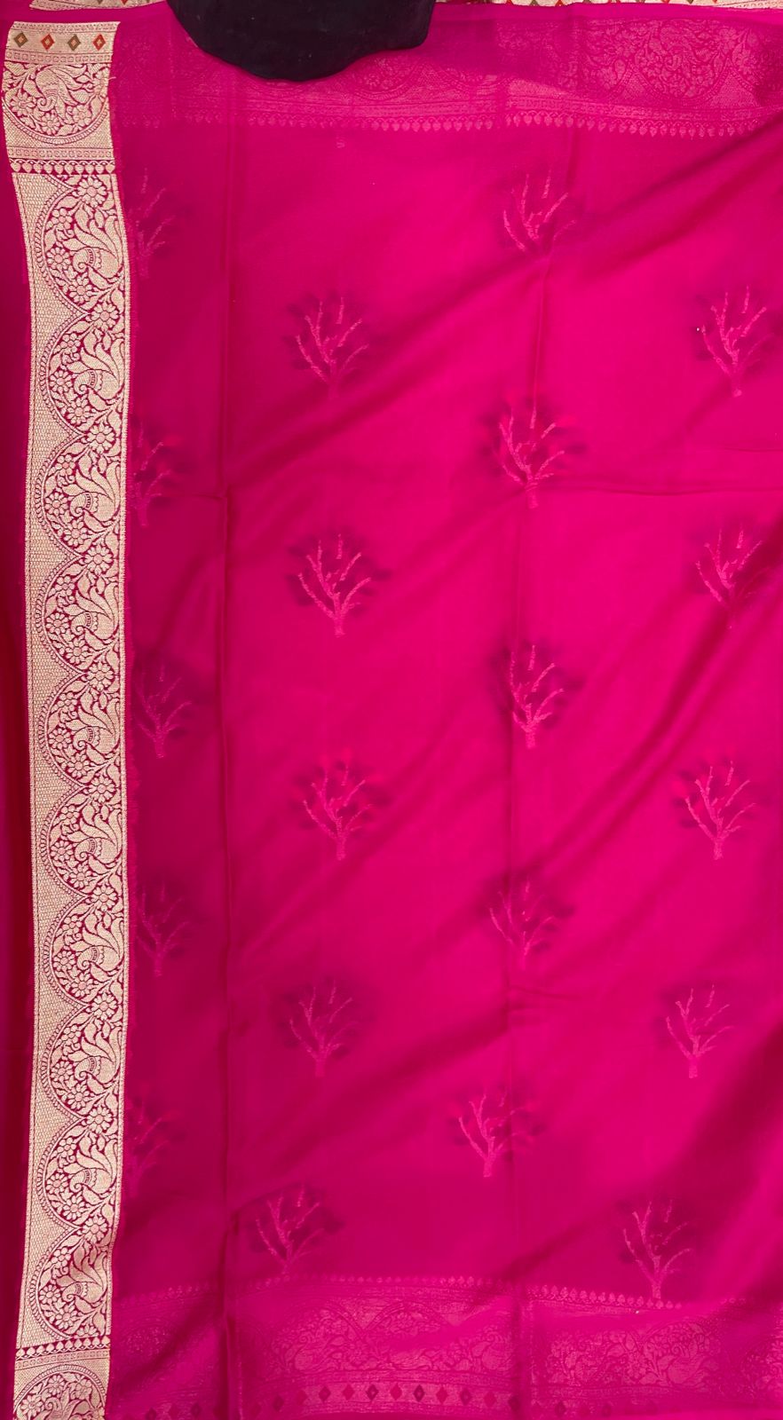 Faishana Pure Handloom Magenta Chiffon Resham Floral Mina Zari Booti with Banarasi Zari Border and Magenta Blouse&nbsp;