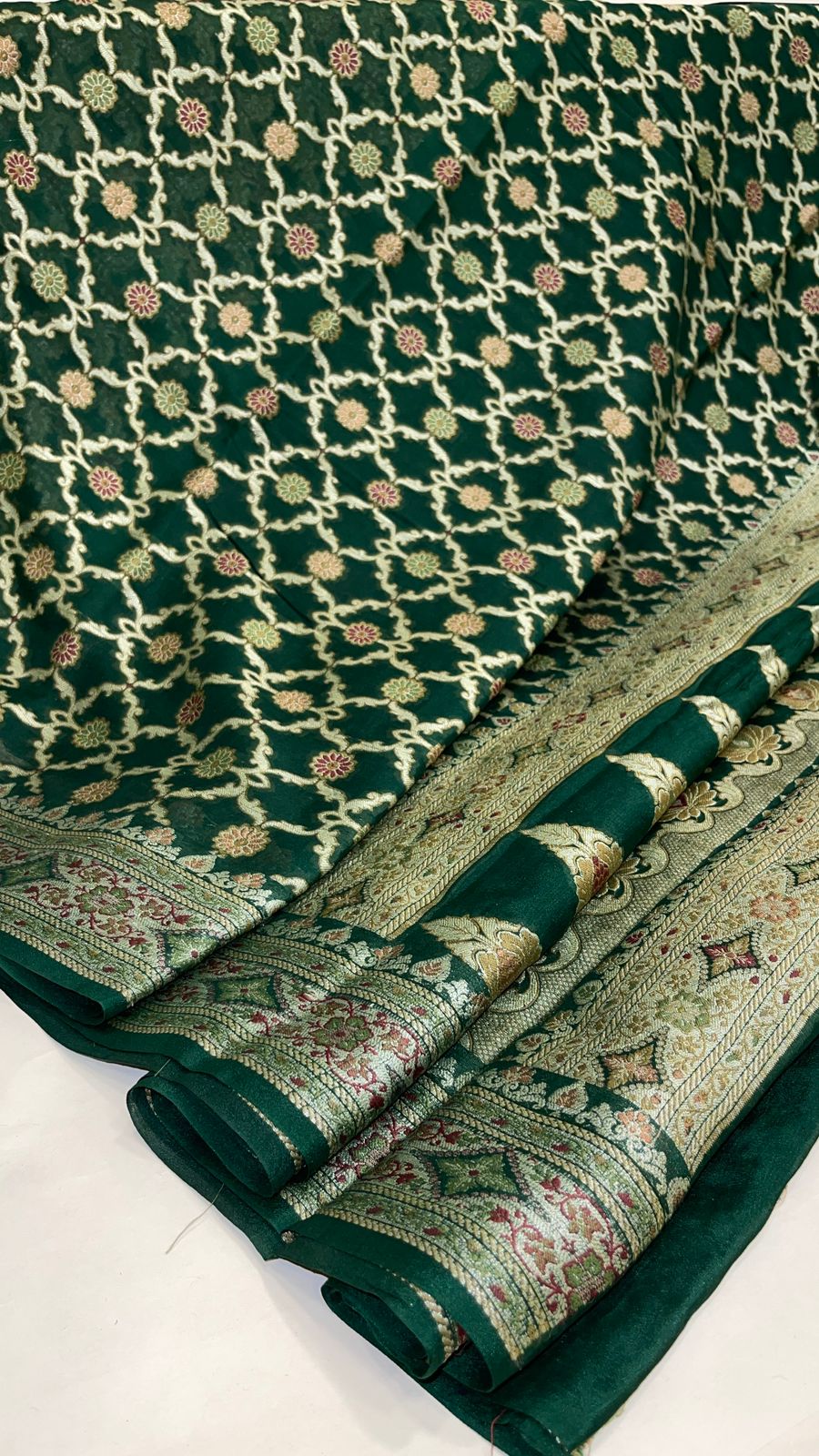 Faishana Pure Handloom Dark Green Chiffon Resham Mina Bandhani Zari Booti with Miankari Pallu and Zari Border with Dark Green Blouse&nbsp;