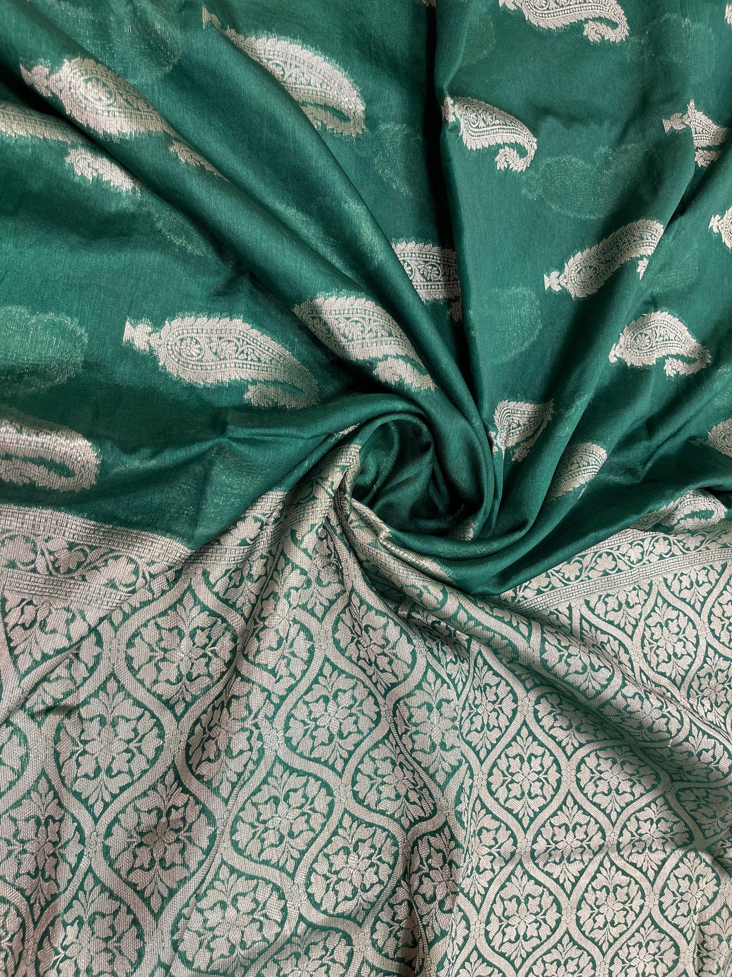 Faishana Presents Green Warm Silk Carry Boota Thos Border Banarasi Saree with Plain Blouse.