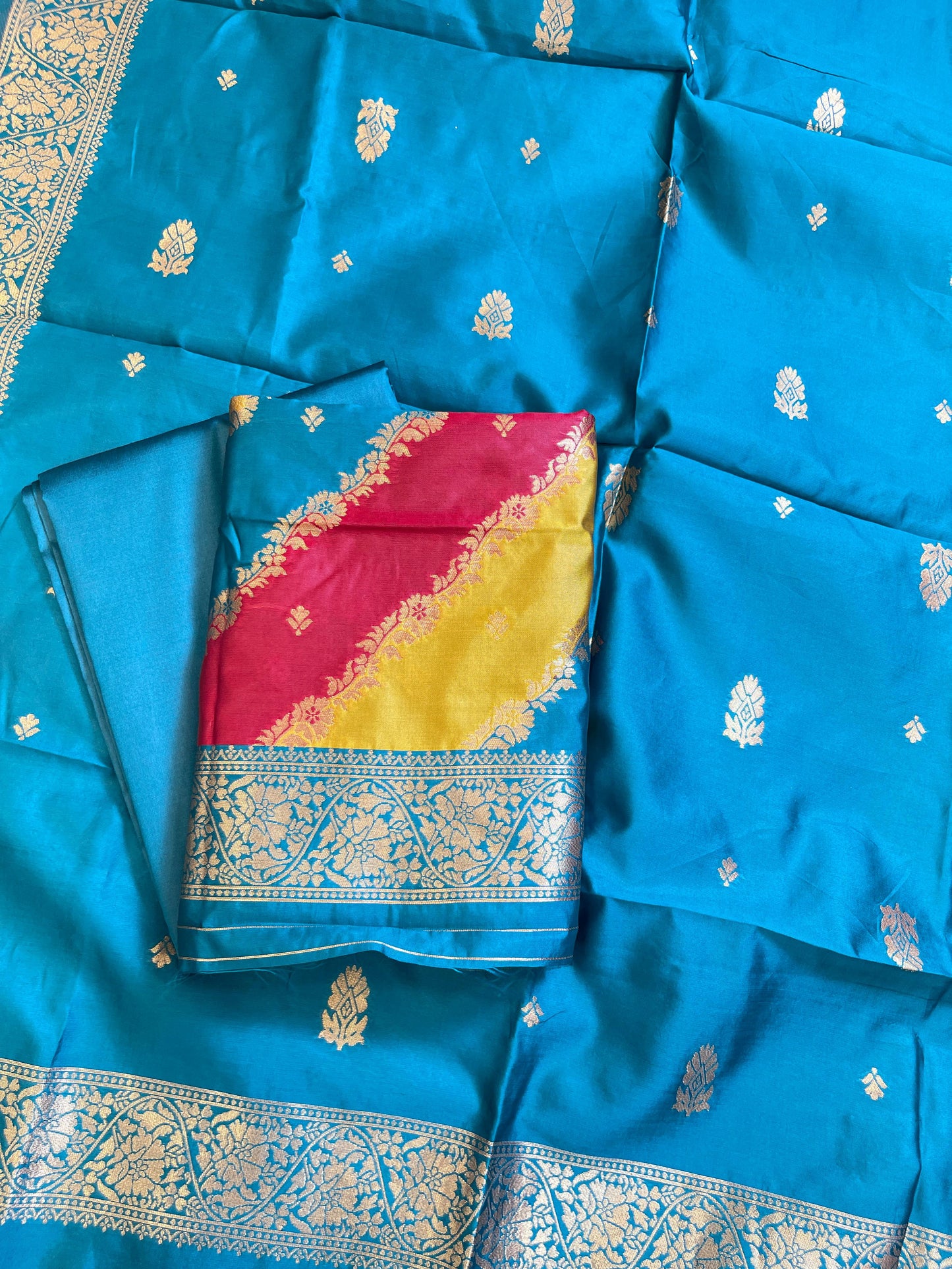 Rangkaat Art Silk Banarasi 3 pcs Suit Set  with Contrast Seagreen Dupatta 650SKL_RNG1
