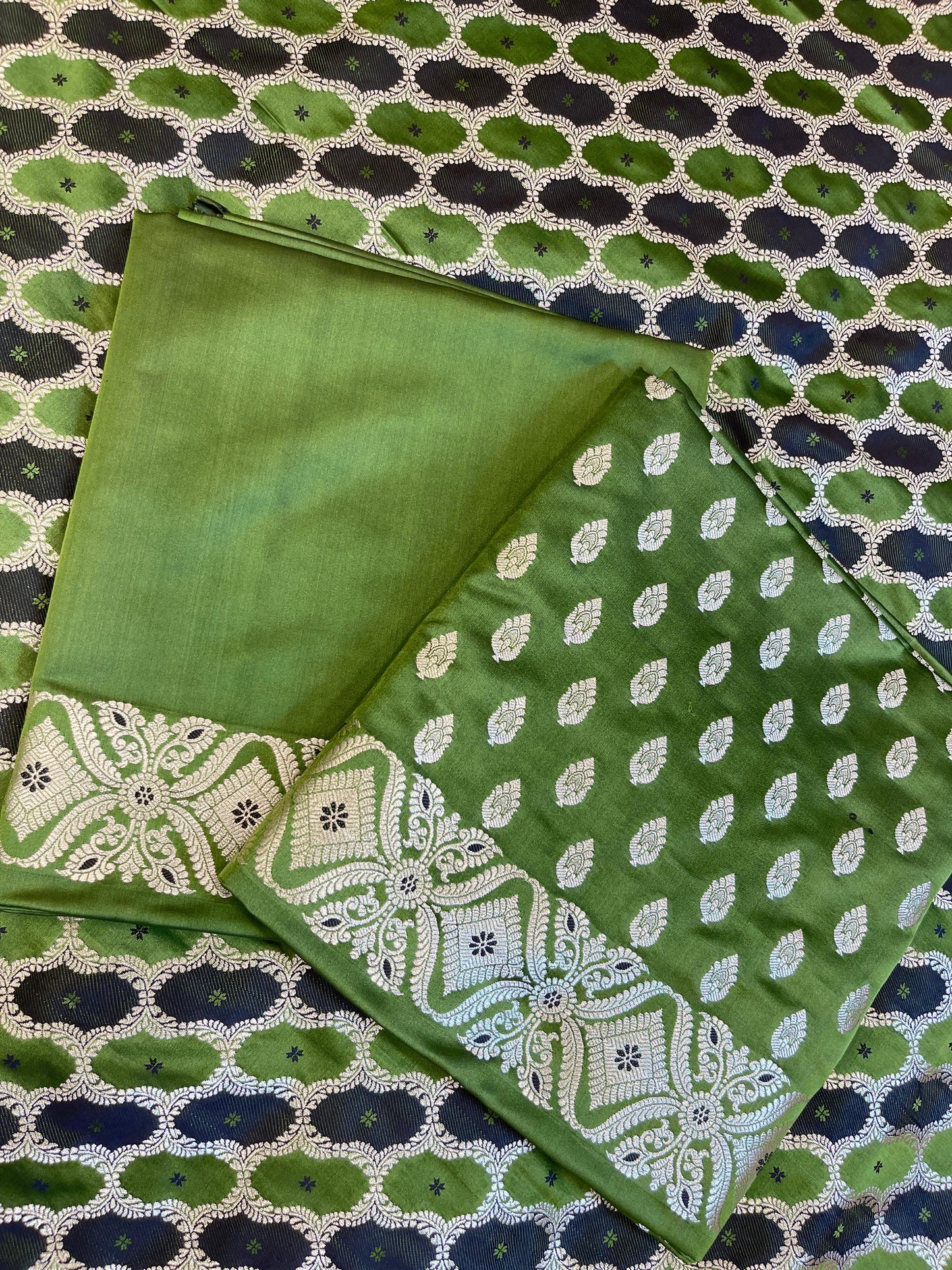 Pure Handloom Green Mashru Silk Floral Zari Booti with Rangkaat Dupatta Banarasi 3 pcs Suit Set 26AJ_MSR11