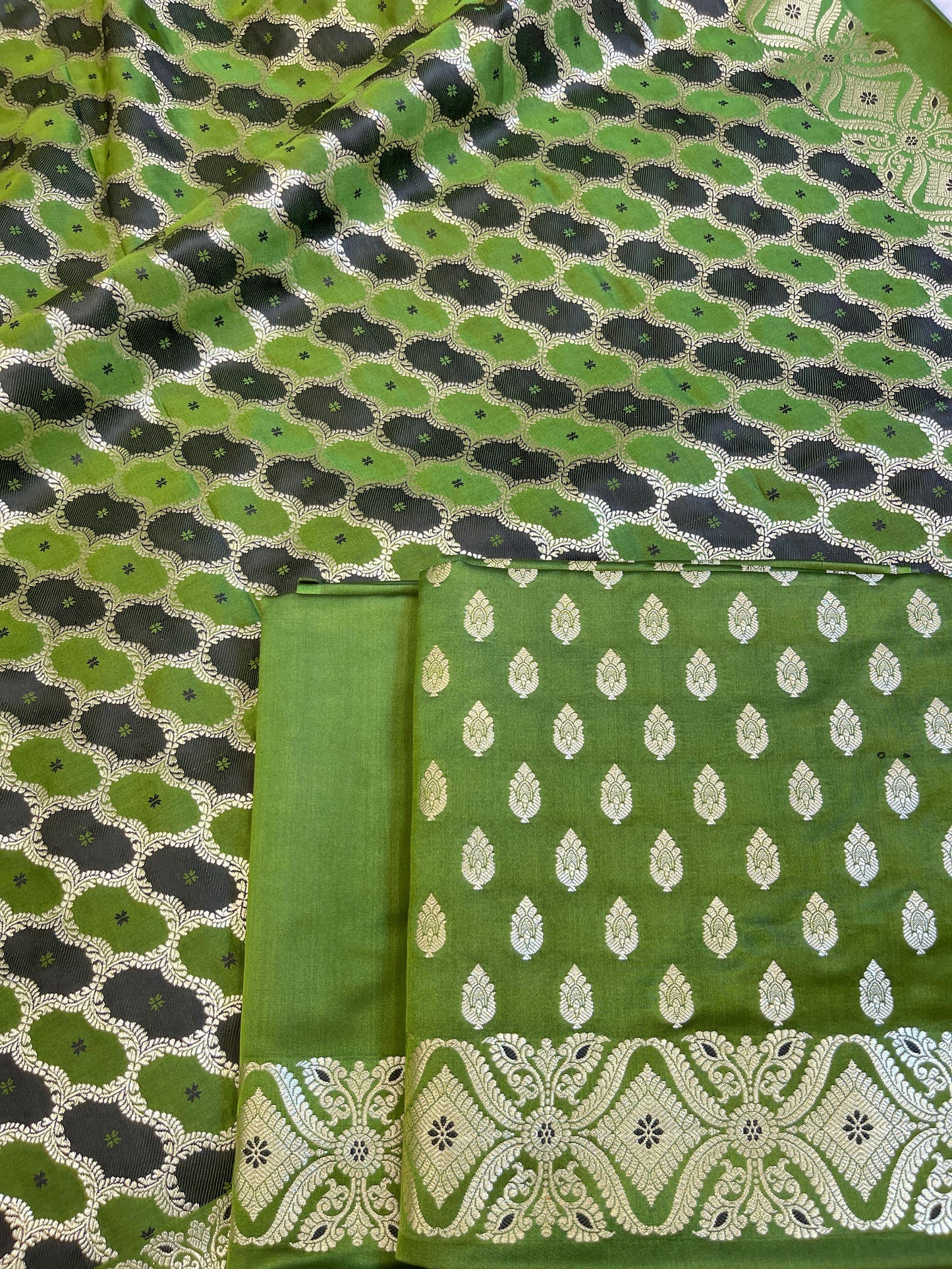 Pure Handloom Green Mashru Silk Floral Zari Booti with Rangkaat Dupatta Banarasi 3 pcs Suit Set 26AJ_MSR11