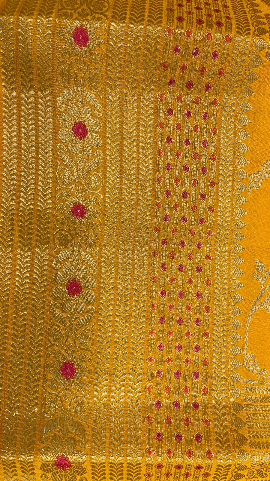 Golden Elegance: Faishana's Exquisite Pure Silk Handloom Gold Chiniya Silk Zari Tilfi Jaal Zig-Zag Saree with Minakari Zari Border and Gold Blouse