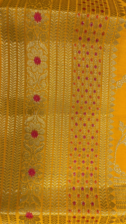 Golden Elegance: Faishana's Exquisite Pure Silk Handloom Gold Chiniya Silk Zari Tilfi Jaal Zig-Zag Saree with Minakari Zari Border and Gold Blouse