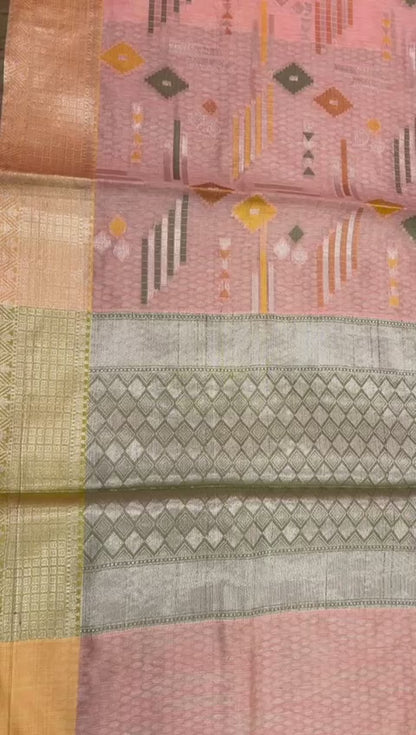 Faishana Presents Handwoven Peach Mulberry Silk Geometrical Motif Tilfi Zari Border With Parrot Green Blouse Banarasi Saree