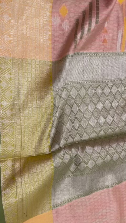 Faishana Presents Handwoven Peach Mulberry Silk Geometrical Motif Tilfi Zari Border With Parrot Green Blouse Banarasi Saree